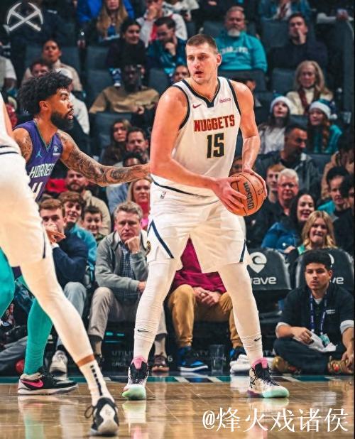 约基奇跑位到弧顶超远三分干拔不中，比赛进入加时赛